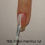 Половену ногтя окрашиваем в белый цвет