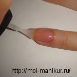Прозрачным лаком окрашиваем поверхность ногтей.