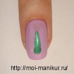 Зеленым лаком рисуем полоску в центре ногтя.