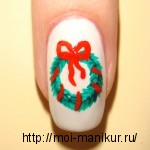 Акриловыми красками на ногтях рисуем новогодний венок из ели.