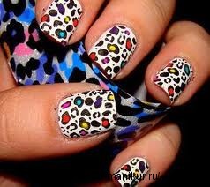 Леопардовый маникюр на ногтях.