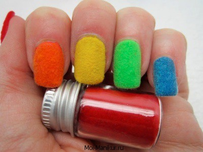 Различные цвета ногтей.