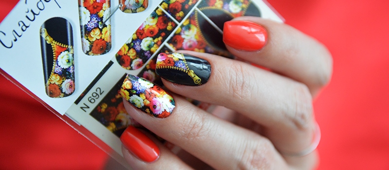 дизайн ногтей красный с цветами